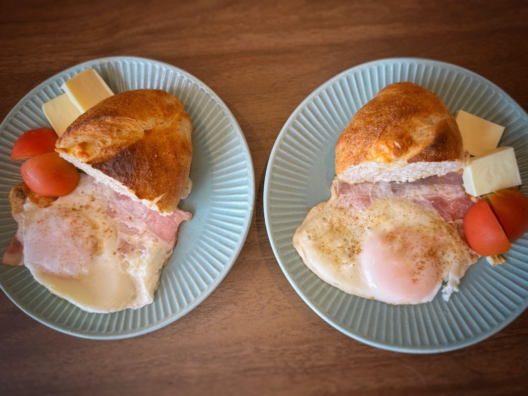 パン、ベーコンエッグ、チーズ、トマト