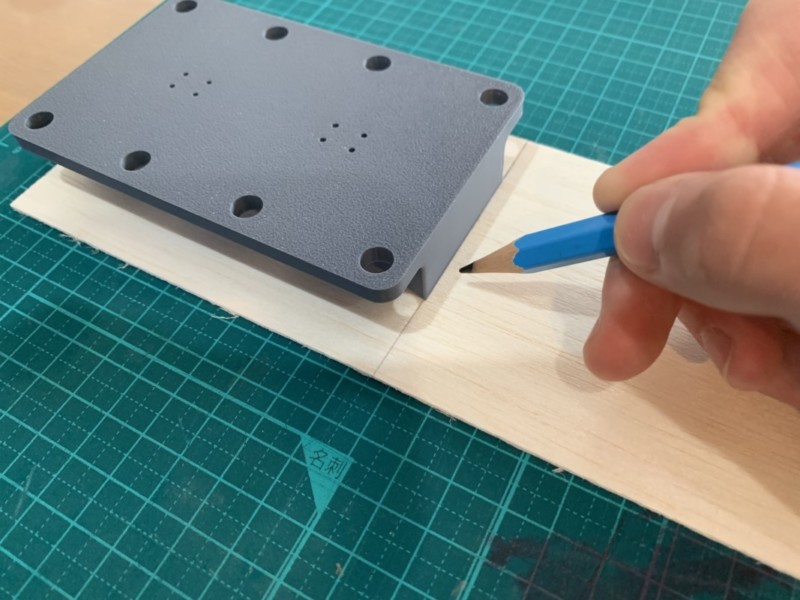 バルサ材をフィンガーボードの金型のサイズにカット