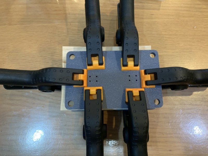 バルサ材をフィンガーボードの金型でプレスしている状態