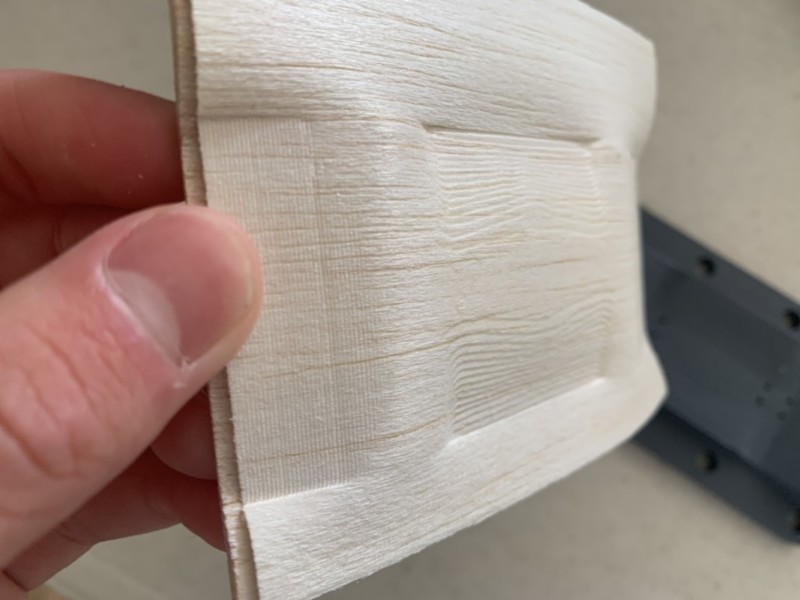 バルサ材をフィンガーボードの金型でプレスした後の状態