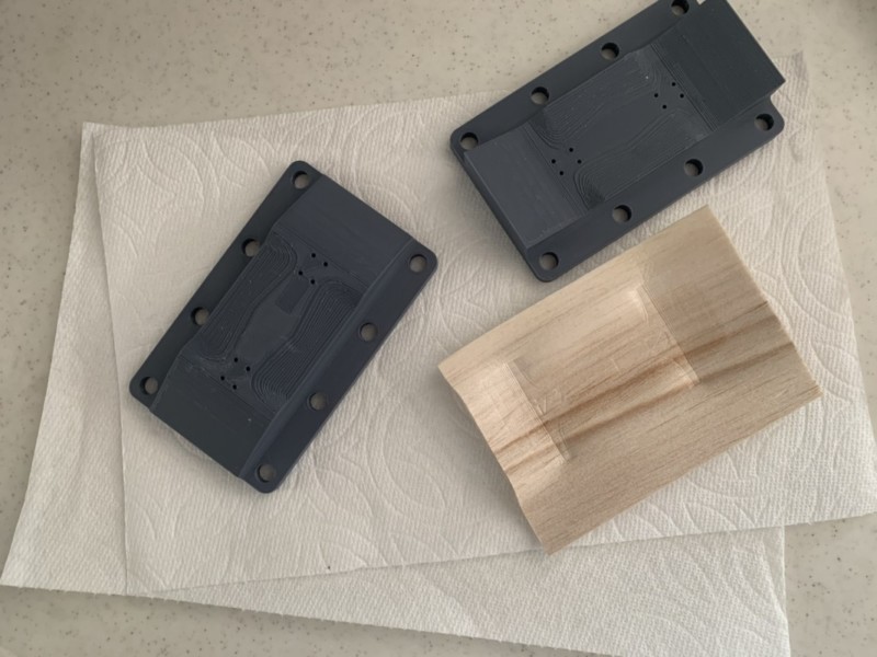 バルサ材をフィンガーボードの金型でプレスした後の状態