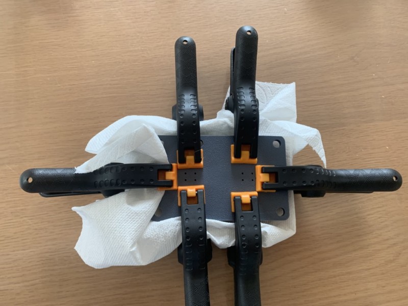 バルサ材に含まれた水気をキッチンペーパーを使用して取り除く