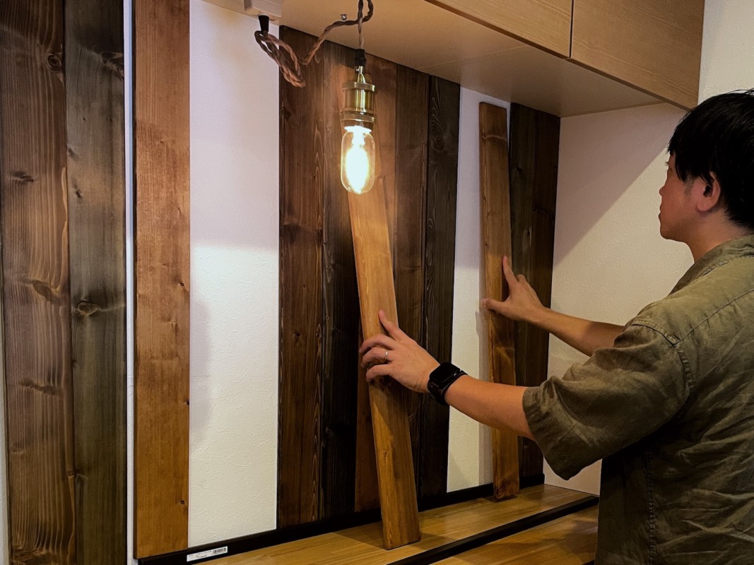 壁に板を貼り付けていく