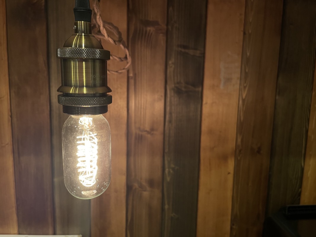 レトロペンダントライトにマッチする壁板