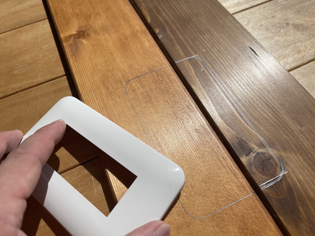 コンセントカバー部分だけ板を削る