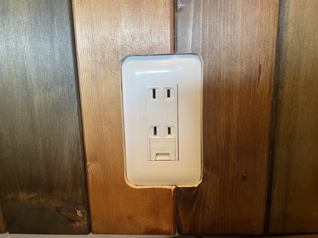 コンセントカバー部分だけ板を削る