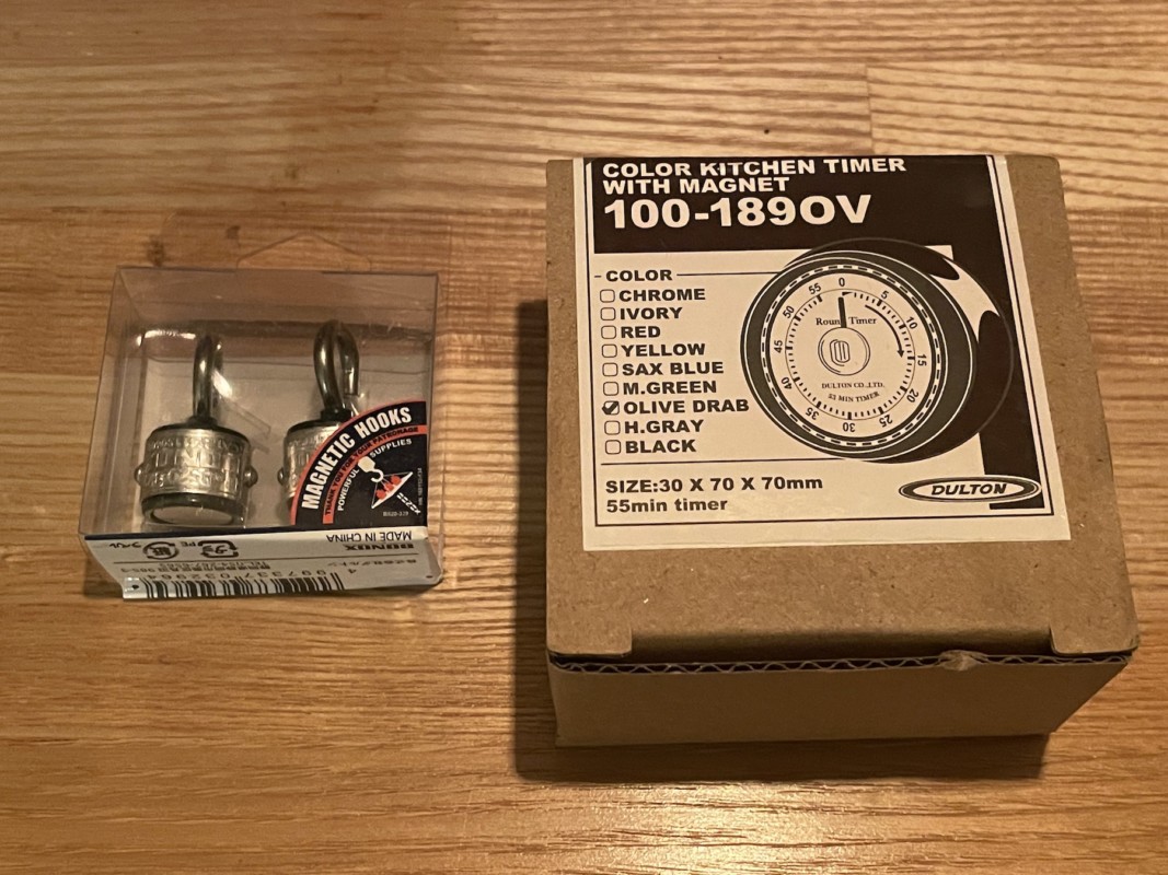 DULTONのキッチンタイマーとマグネットフック