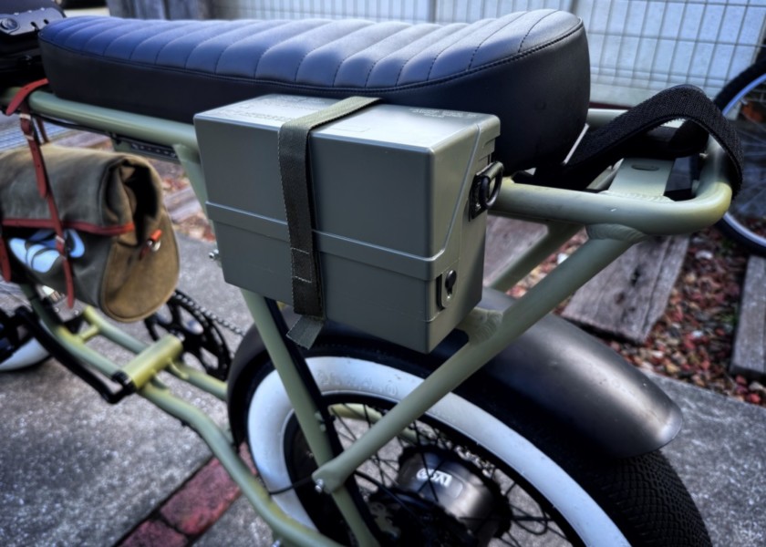 自転車に米軍の放出品小物ケース