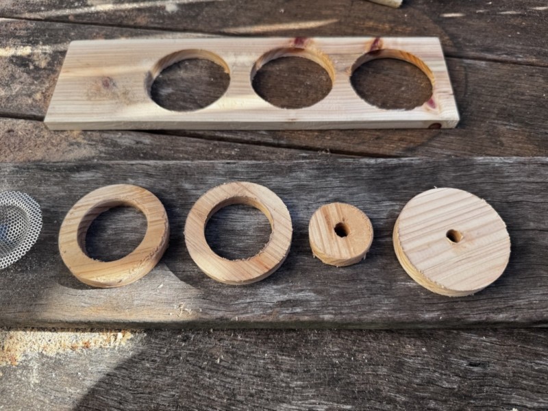 ホールソーを使用してヒノキ材を切った様子