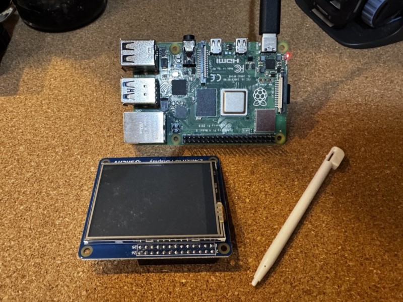 2.4インチ液晶モニターとタッチペン