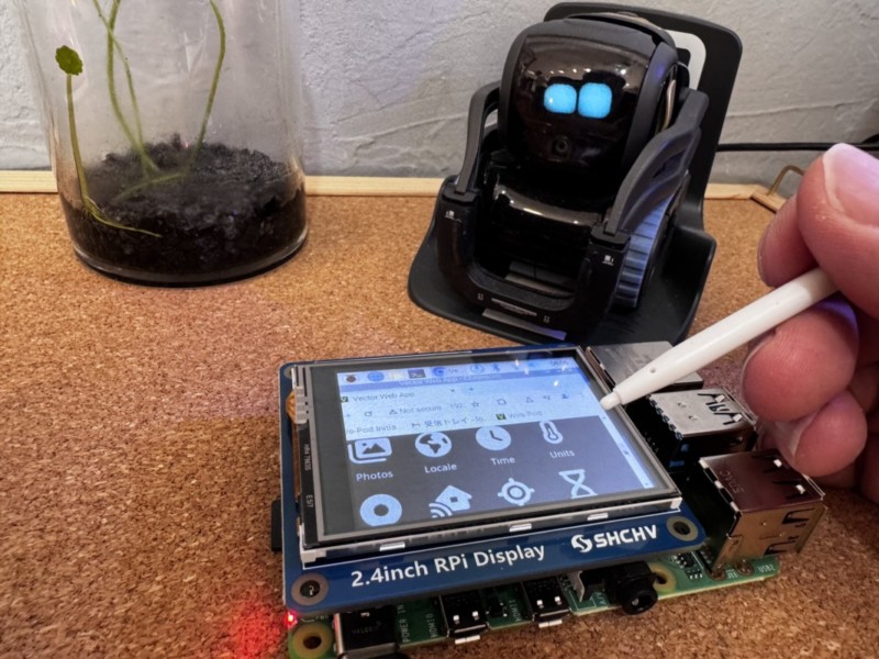 ラズパイ4に2.4インチ液晶モニターを取り付けてVECTORを操作中