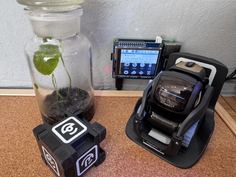 ラズパイ4に2.4インチ液晶モニターを取り付けてVECTORを操作中