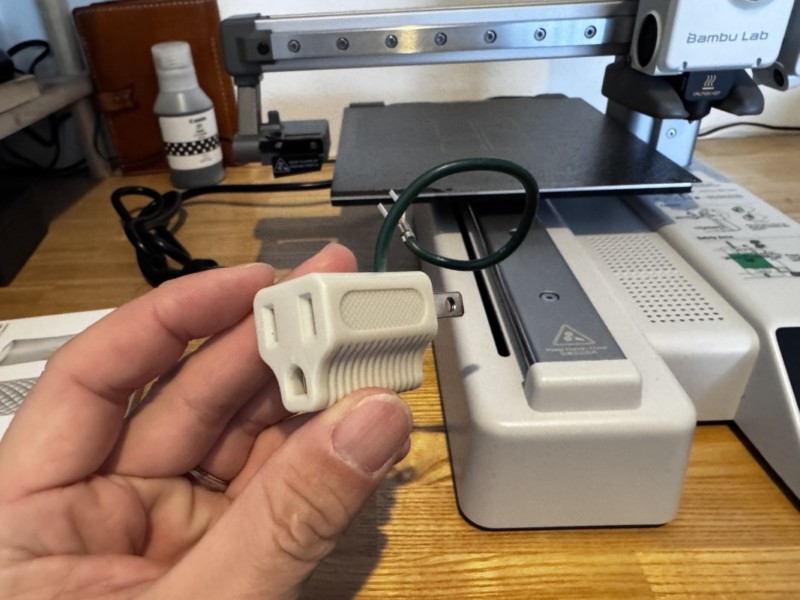 の3ピンコンセント変換プラグ