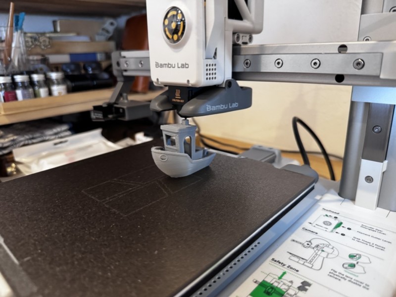 3Dプリンター Bambu lab A1 miniで出力中のベンチマークボート