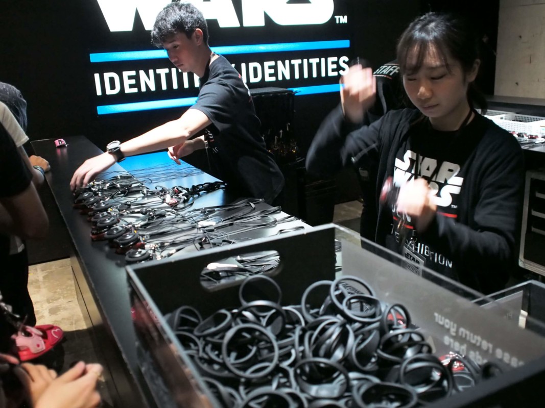 音声ガイド・リストバンド配布