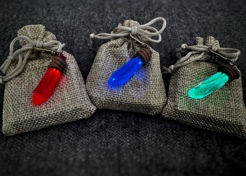 光るクリスタル3種類を販売中