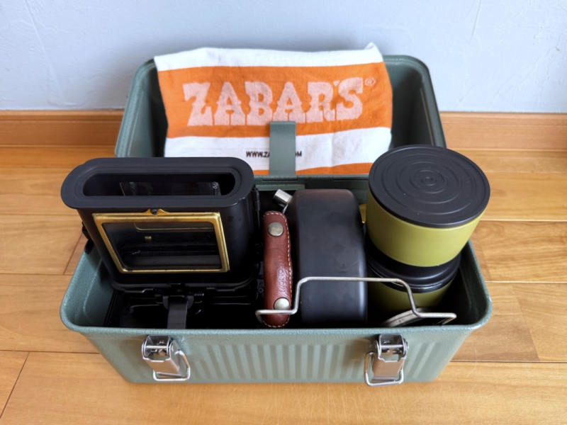 スタンレーランチボックスにアイロンストーブなどを入れた状態