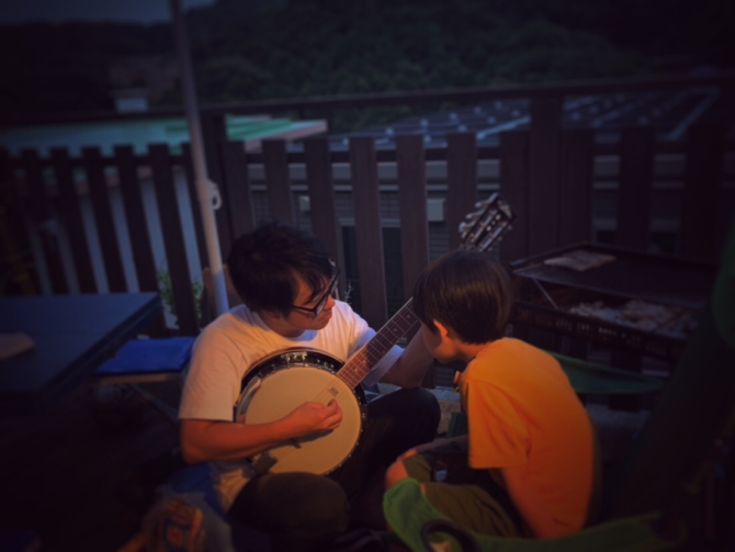 バンジョーを教える親子