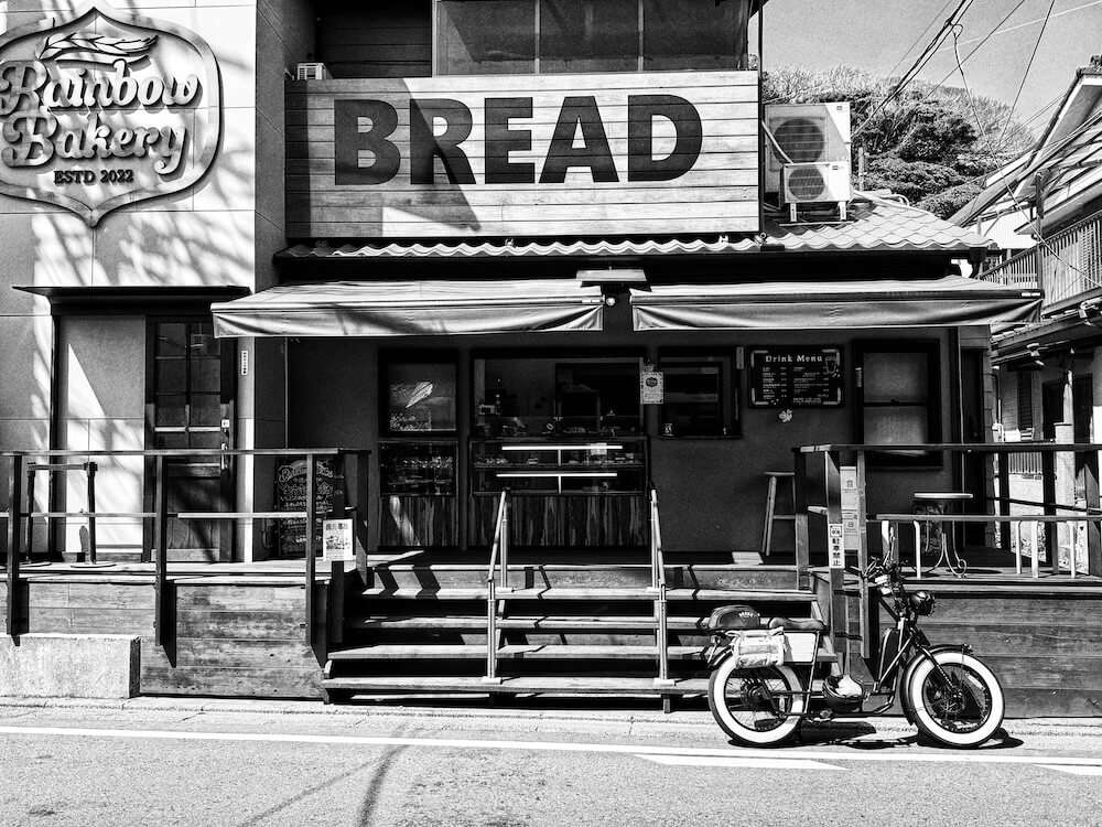 BRONX BUGGY THROTTLEとパン屋さんの写真